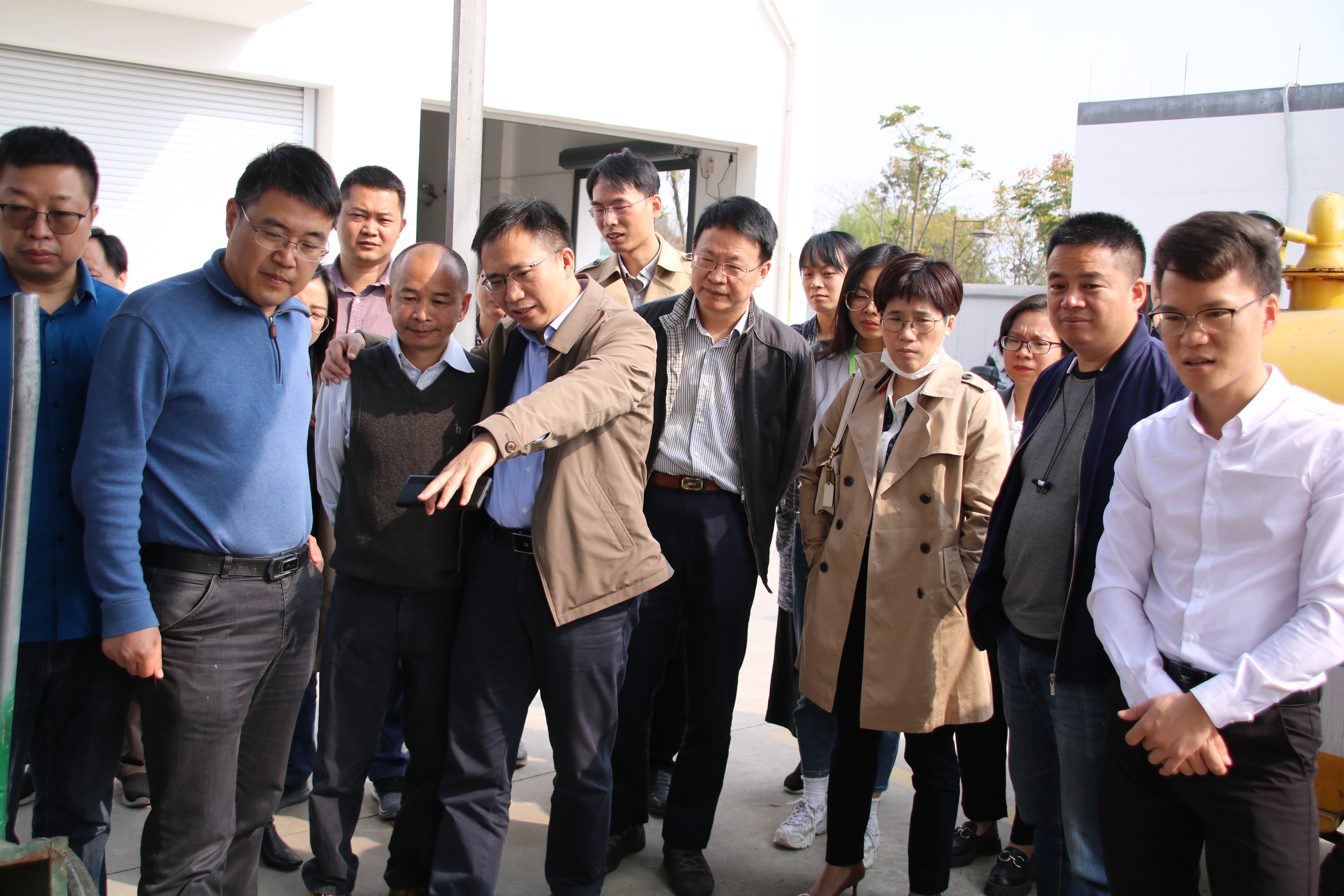 2020年11月19日，福建省生态环境厅党组成员、总工程师郑彧带队来到问源环保零直排示范项目现场考察指导。