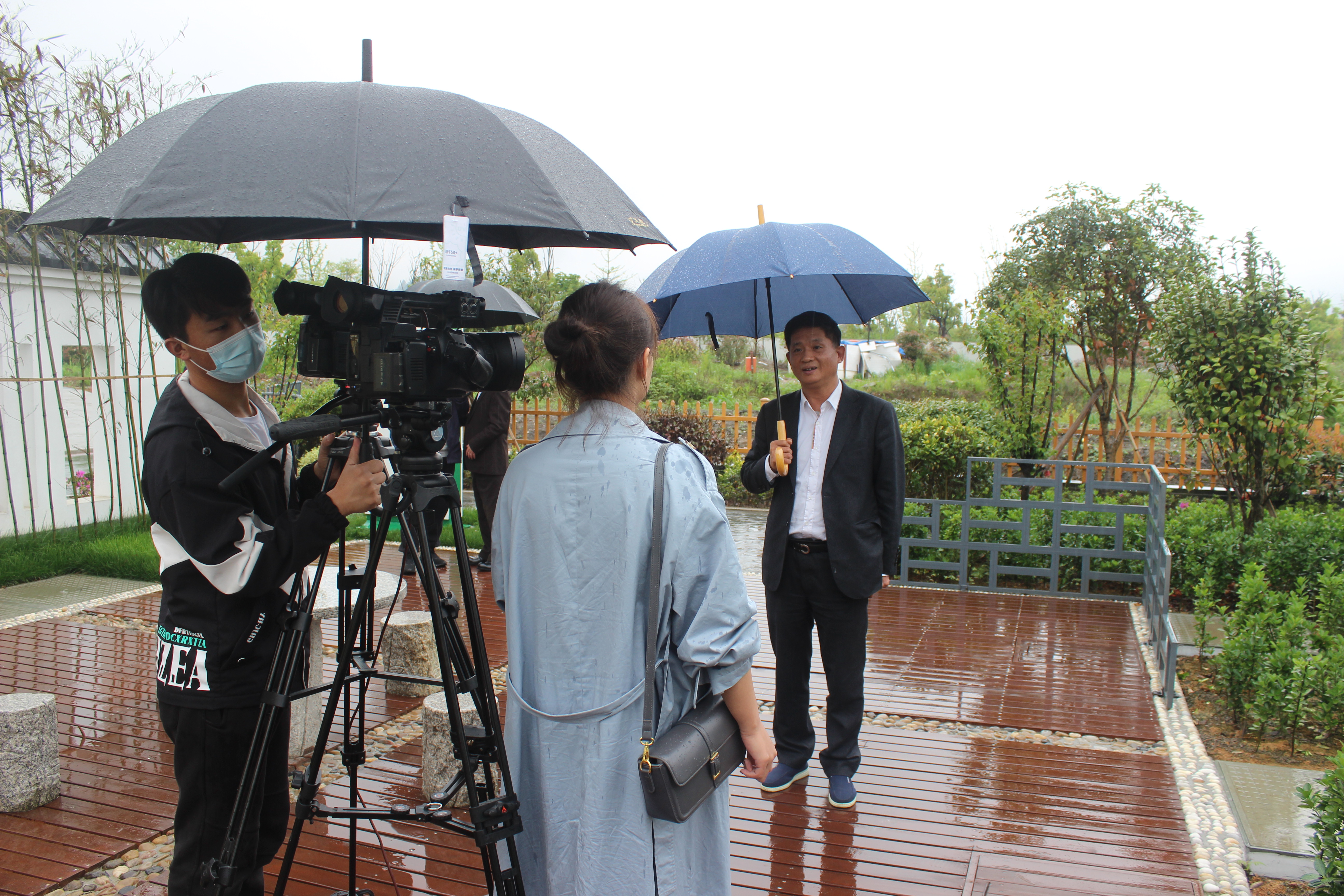 2021年4月12日，杭州市建委党组成员、二级巡视员叶青在问源环保湖埠村农村生活污水治理设施现场接受央视《大国匠心》栏目专访。